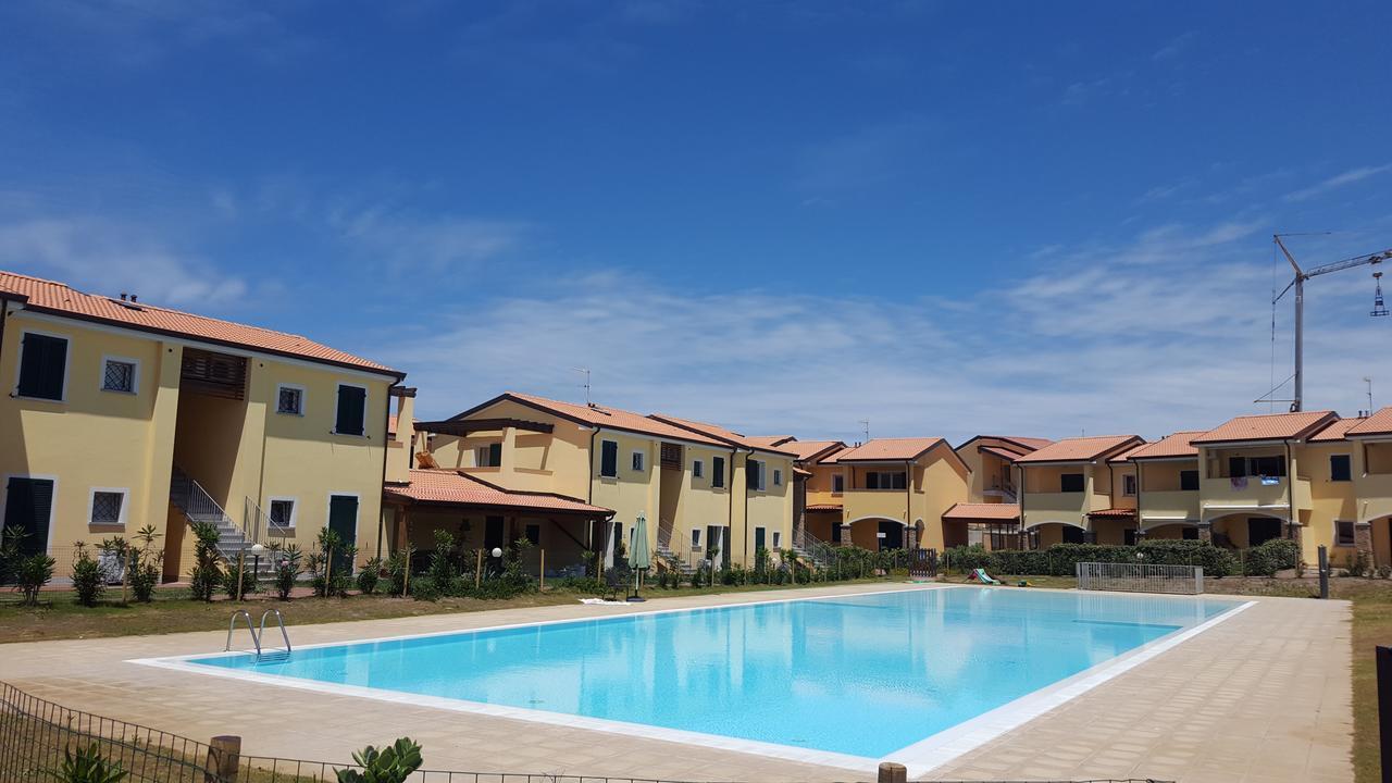 Residence con piscina Baia delle Mimose Badesi Exterior foto
